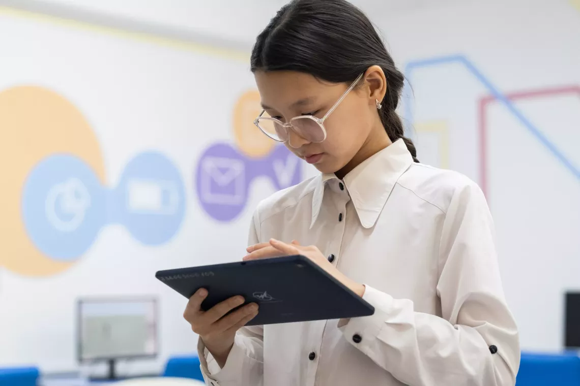 Дети в Казахстане учатся измерять качество воздуха